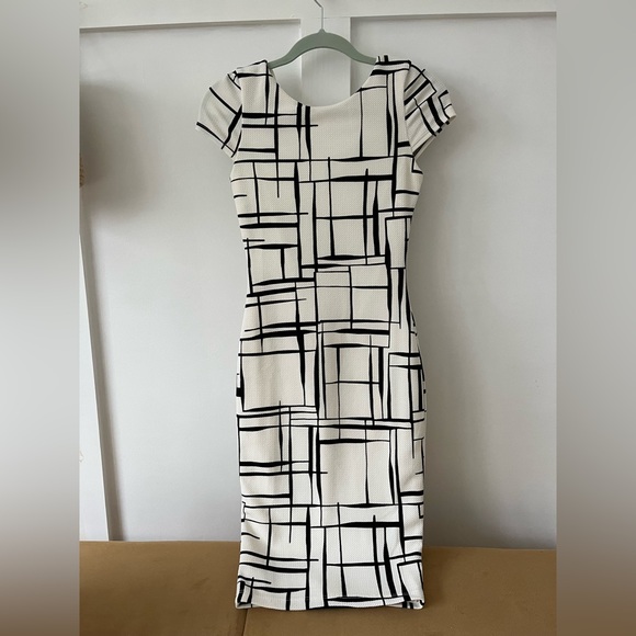 NWOT Lulu’s Long and Drawn Out Black and Ivory Print Ribbed Midi Dress size XS - Picture 4 of 7